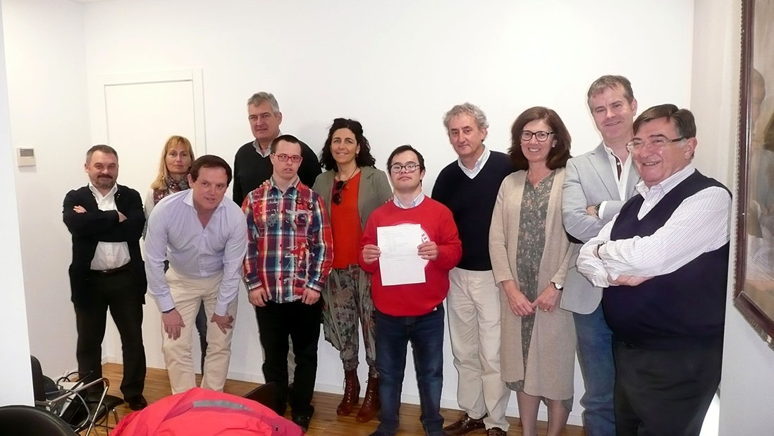El Foro Sanitario Profesional de Cantabria hace entrega de la recaudación de la carrera solidaria a la Fundación Síndrome de Down de Cantabria