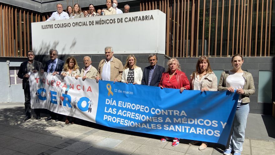 El Foro Sanitario de Cantabria se concentra contra la doble agresión del Centro de Salud Los Castros