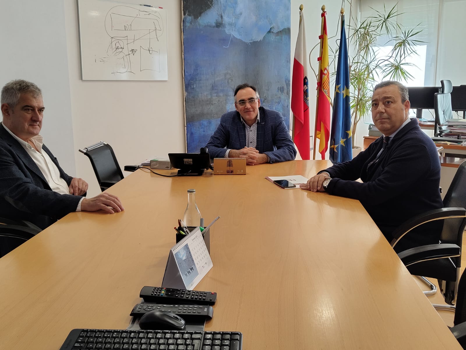 NOTA DE PRENSA: 
? EL PRESIDENTE DEL CONSEJO GENERAL DE DENTISTAS, SCAR CASTRO, Y EL PRESIDENTE DEL
COLEGIO DE ODONTLOGOS Y ESTOMATLOGOS  DE CANTABRIA, JOS DEL PIAL, SE RENEN EN SANTANDER CON 