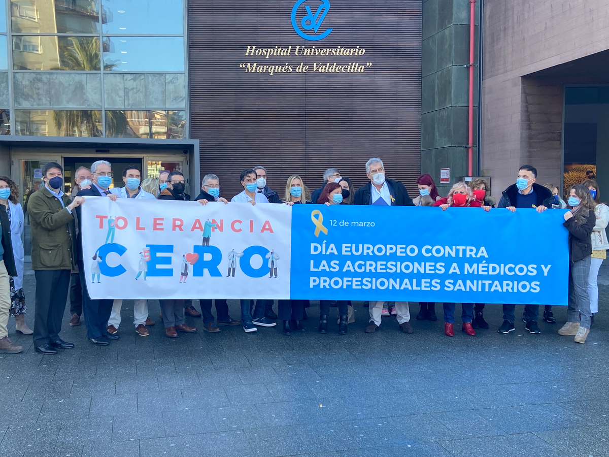 El Foro Sanitario de Cantabria se concentra para protestar por las agresiones a profesionales de la salud